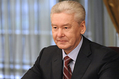Сергей Собянин вместе с волонтёрами разобрали забор между ВВЦ, Ботаническим садом и Останкинским парком