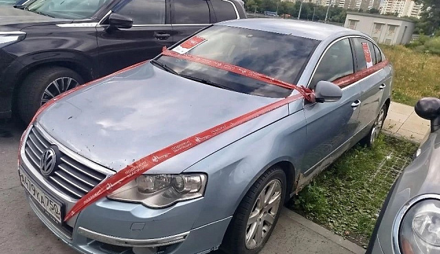 Проспект Лихачёва, дом 20 . Обнаружено транспортное средство Фольксваген пассат цвет Серебристый, гос. номер А479КА750, (VIN) отсутствует.