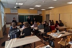 Шаг к офицерским погонам: полицейские юга столицы рассказали выпускникам школы о поступлении в Университет МВД